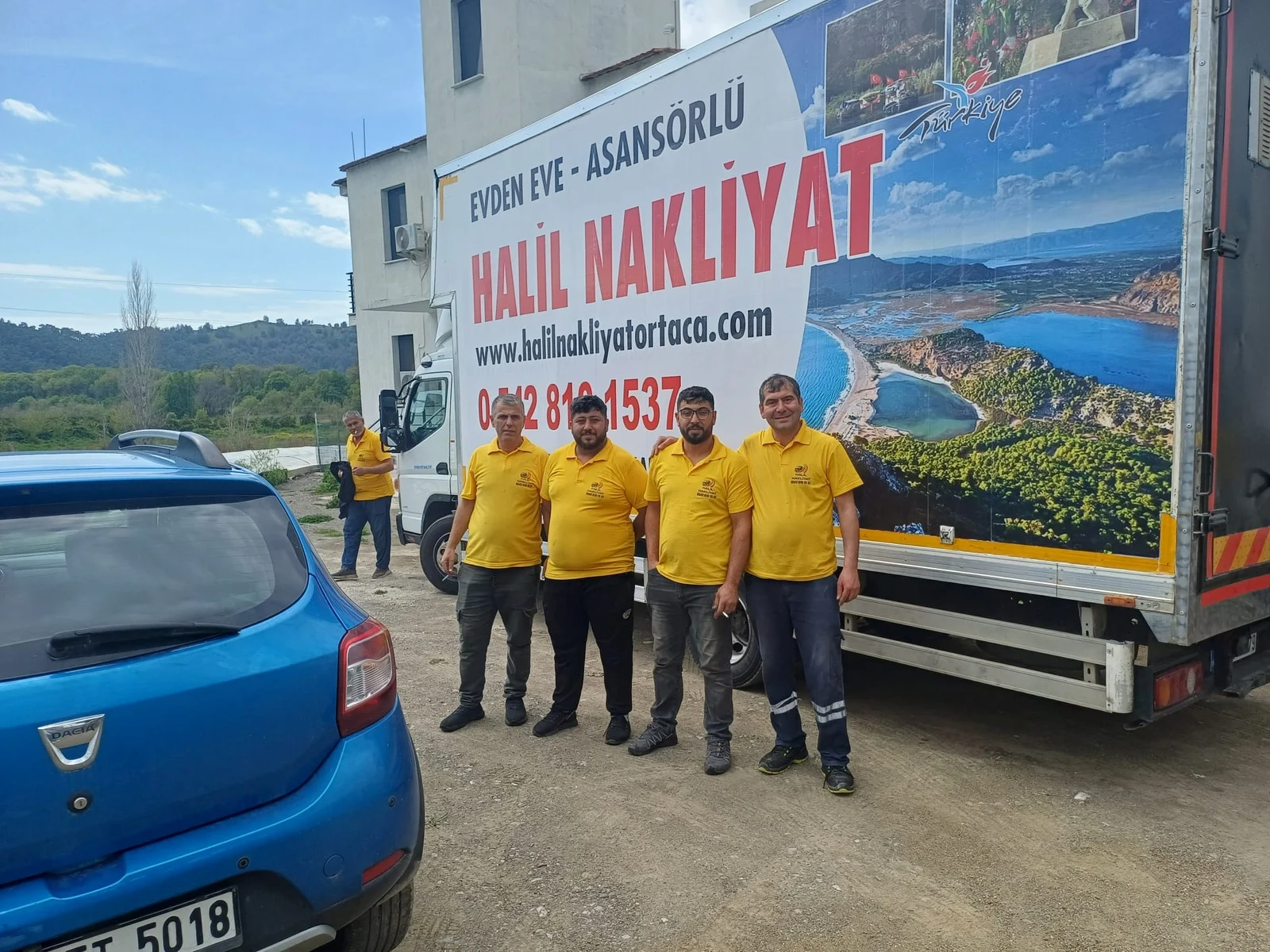 HALİL NAKLİYAT ekibi taşıma aracının yanında